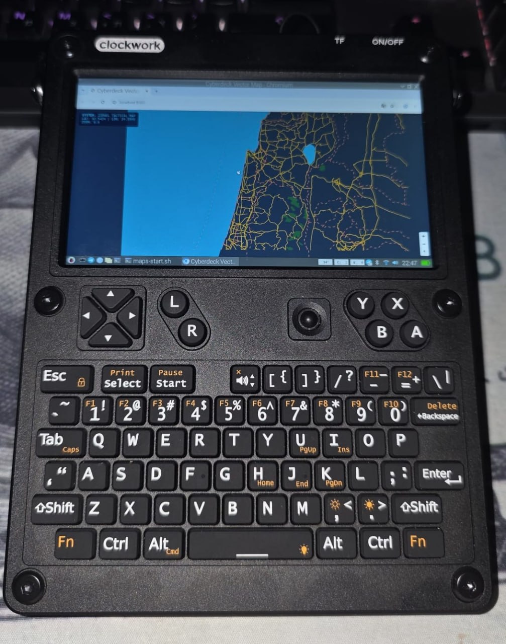 ClockworkPi uConsole עם המפה הטקטית בפעולה
