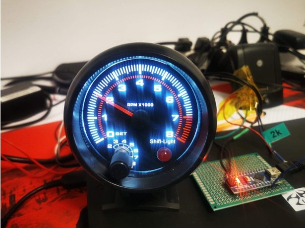 המד RPM הפיזי — מצלם אמיתי